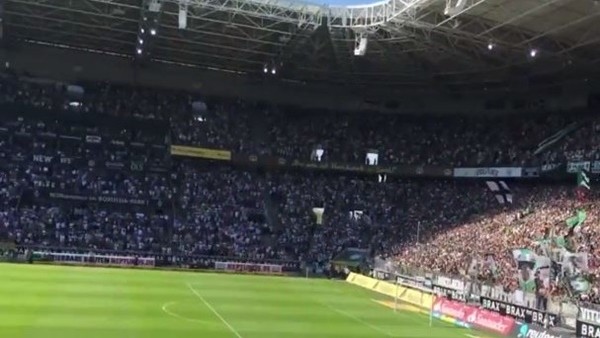 Mönchengladbach taraftarı galibiyet sonrası kendinden geçti