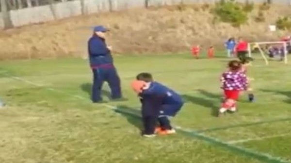 Maçı bıraktı kardeşine sarıldı