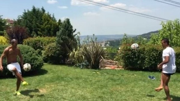 Nani ve Bruno Alves'ten ayak tenisi