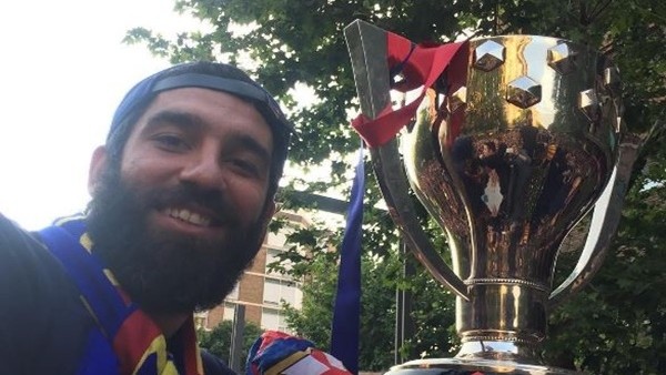Arda Turanlı Barcelona şampiyonluğu kutluyor