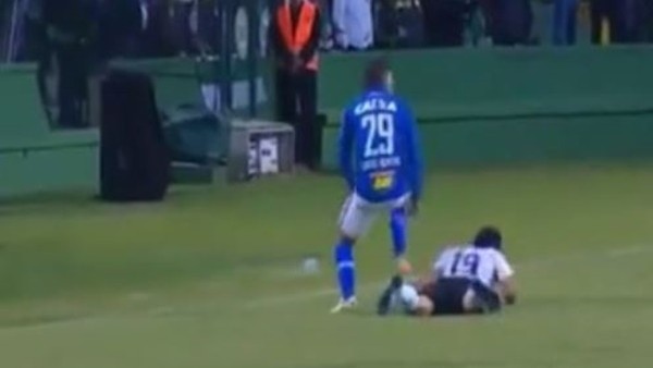 Rakibinin kafasına bastı