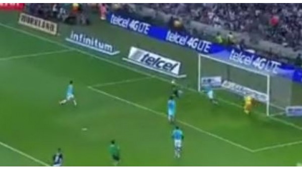 Meksika Ligi'nde saç baş yolduran pozisyon