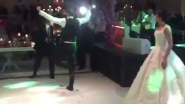 Cenk Tosun düğününde harmandalı oynadı.