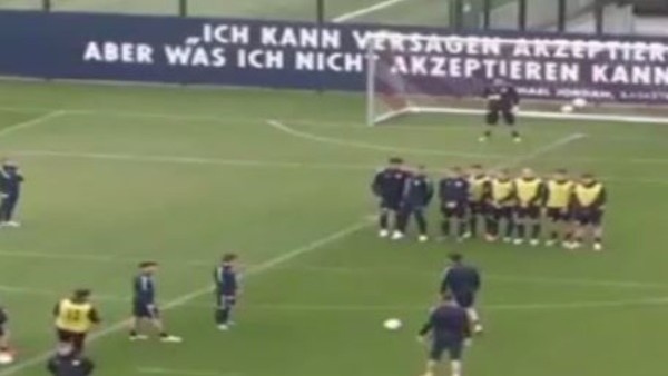 Atınç Nukan'ın antrenmanda attığı frikik golü