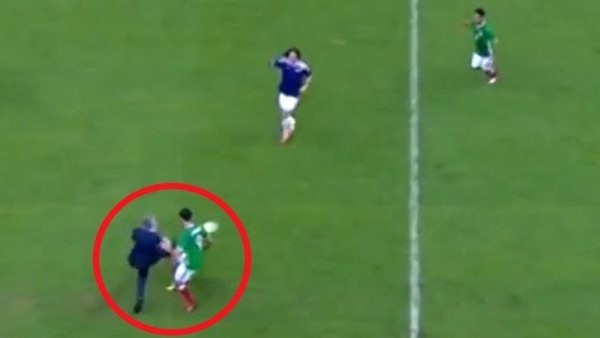 Mourinho kendini tutamadı sahaya girip topa vurdu