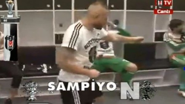 Gökhan Töre'den şampiyonluk dansı