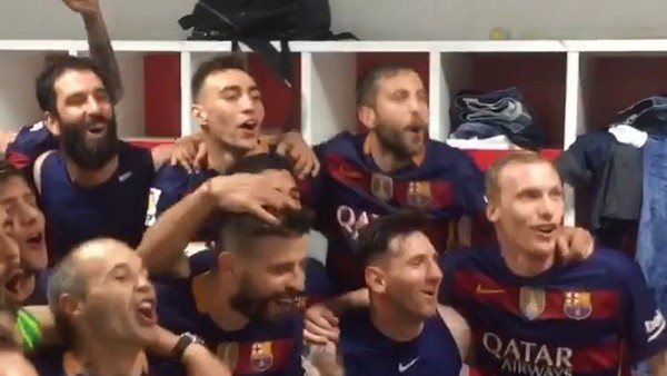 Barcelona soyunma odasında şampiyonluk sevinci