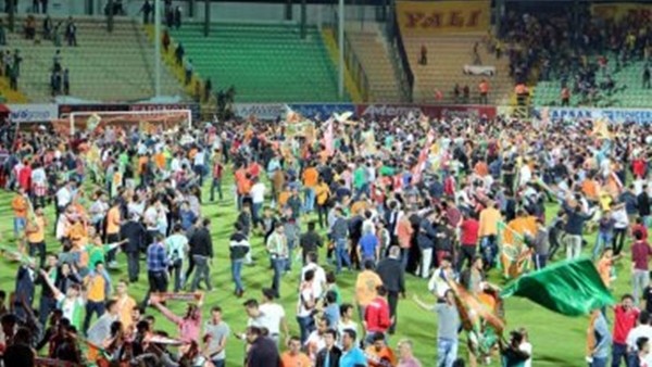 Alanya'da taraftarlar sahaya girdi