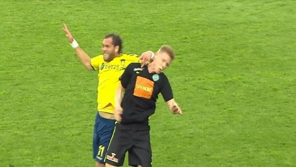 Elmander'in kırmızı kart gördüğü pozisyon