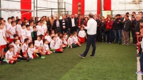 Eski futbolcu Tanju Çolak engelliler ile podyuma çıktı