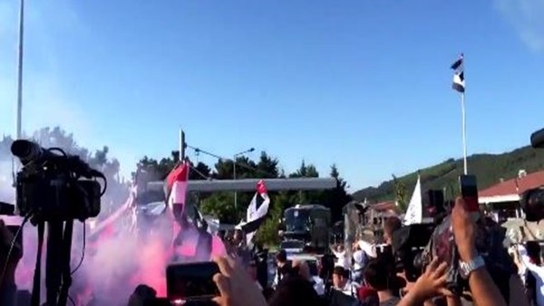 Beşiktaşlı taraftarlardan coşkulu uğurlama