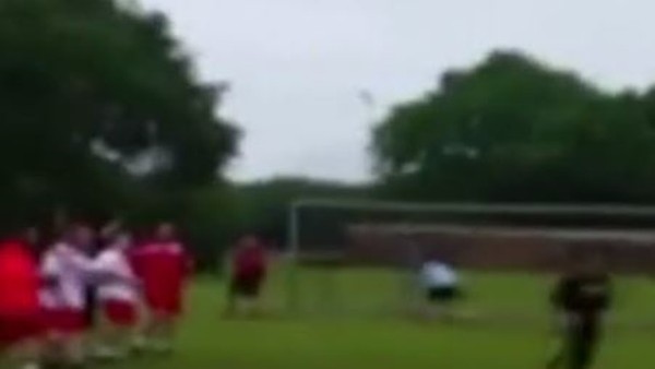 Kadın futbolcudan inanılmaz penaltı atışı