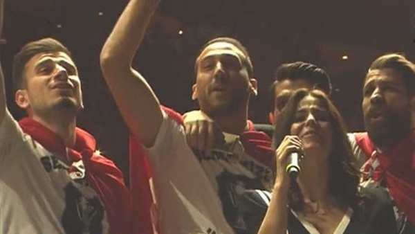 Simge Sağın'ın Vodafone Arena'da muhteşem üçlüsü