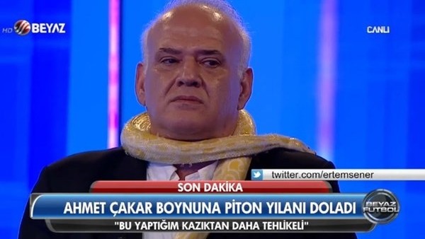 Ahmet Çakar boynuna piton doladı