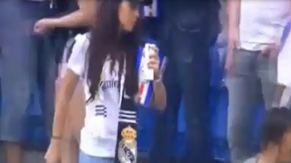 Kameraman tribündeki kadın taraftara odaklandı