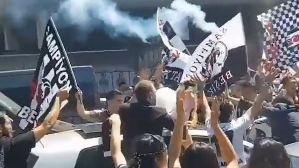Beşiktaş taraftarları damada üçlü çektirdi