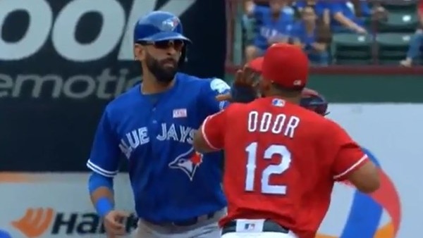 Beyzbol maçında yumruklar havada uçuştu