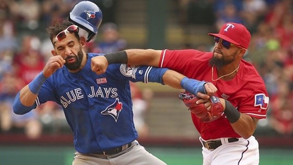 Beyzbol maçında yumruklar konuştu!