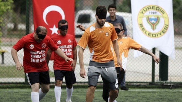Adanaspor görme engellilerle gösteri maçı yaptı