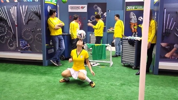 Brezilyalı güzel erkeklere meydan okuyor