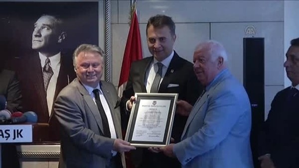 Beşiktaş'ın yeni yönetim kurulu üyeleri mazbatalarını aldı