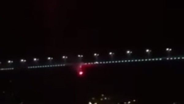 Boğaz Köprüsü'ndeki Beşiktaş bayrağı yakıldı