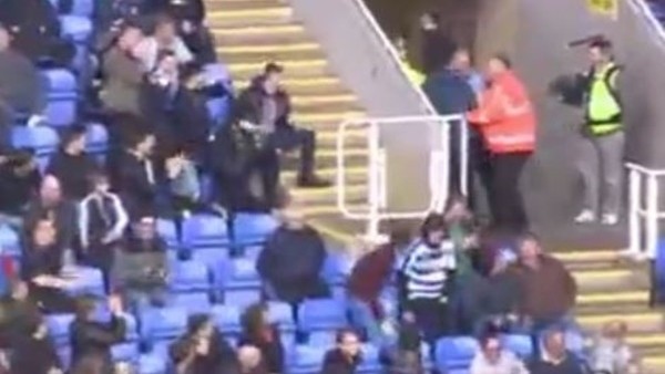 Topu çalmaya çalışırken tüm stada rezil oldu