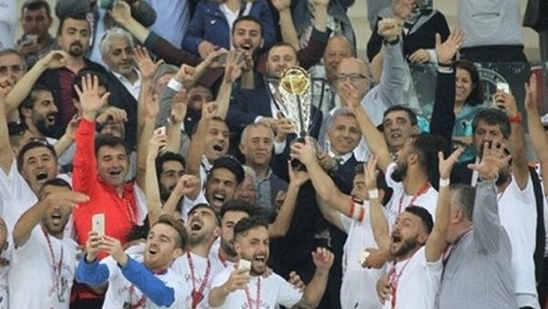 PTT 1. Lig'e yükselen Bandırmaspor, kupasını aldı