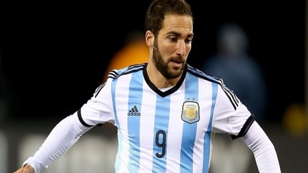 Higuain rakibinin aklını aldı