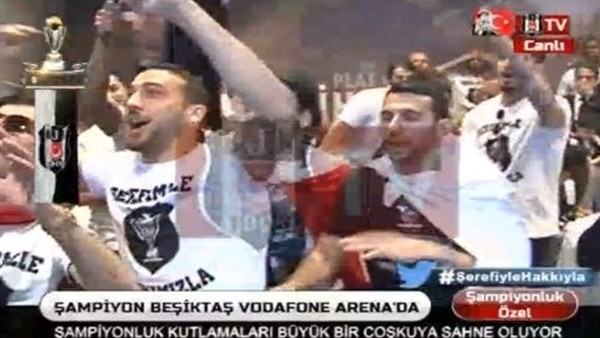 Beşiktaşlı futbolcular büyük coşkuyla kupa törenini bekliyor
