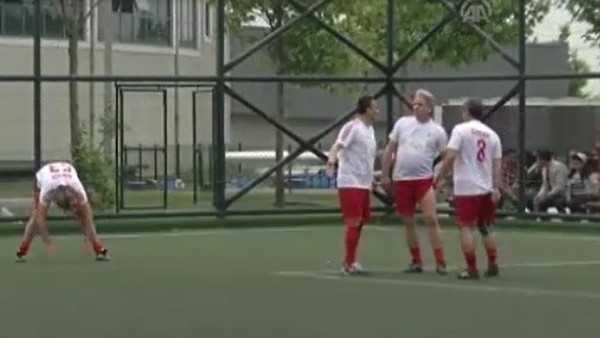 Eski futbolcular gösteri maçında sahaya çıktı