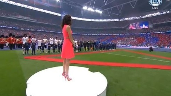 Ünlü sanatçı milli marşı karıştırdı