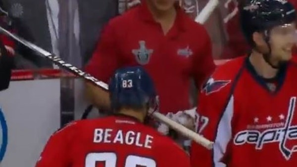 Buz hokeyi oyuncusunun sopayla imtihanı