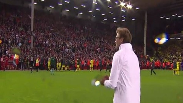Kloop maç sonunda Liverpool taraftarıyla bütünleşti