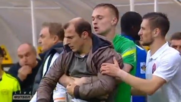Dniprolu Rotan ve bir taraftar hakeme saldırdı