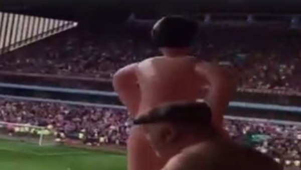 Aston Villa taraftarı sahaya şişme kadın attı.