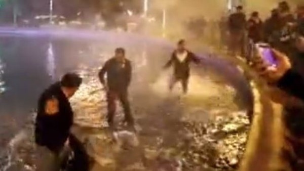 Erzurum'da taraftarlar şampiyonluğu süs havuzuna atlayarak kutladı