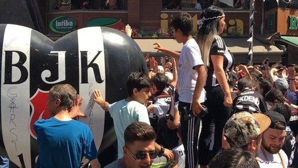 Beşiktaş taraftarları şampiyonluk için geri sayıma geçti