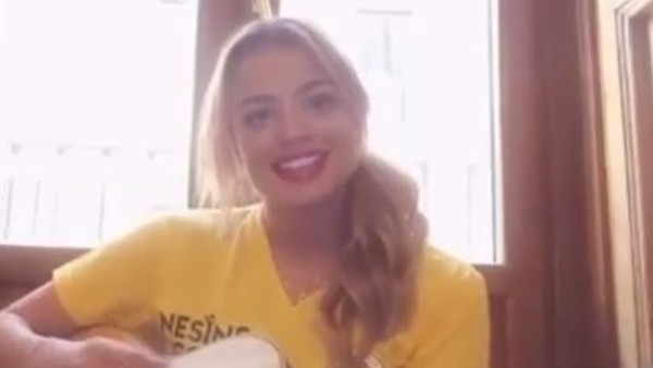 Aly Eckmann, Fenerbahçe marşı söyledi