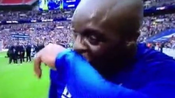 Akinfenwa'yı öpünce...