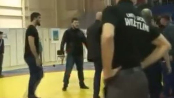 Güreş maçında silah çıktı