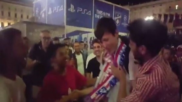 Real Madrid'li taraftarlar, Atletico Madrid taraftarını teselli etti