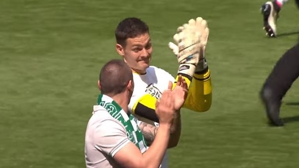 Celtc'li oyuncular şampiyonluğu taraftarlarla kutladı