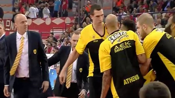 Yunanistan'da koç öğrencisine yumruk salladı