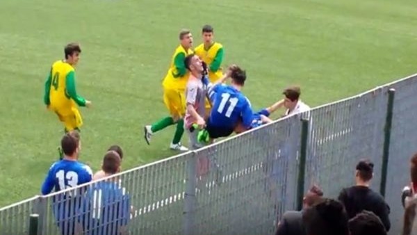 Oyuncular tekme tokat birbirine girdi