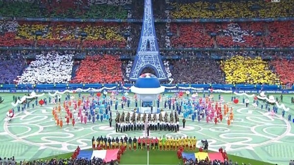 Fransa - Romanya maçı öncesi yapılan koreografi