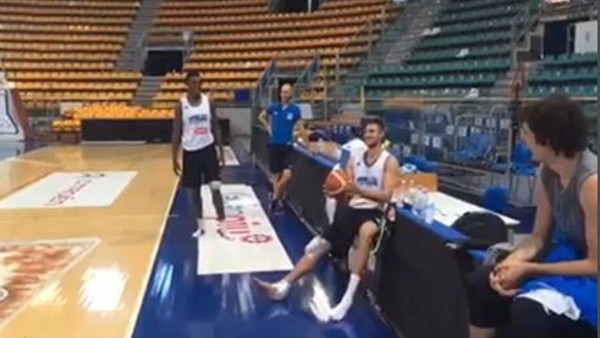 Gallinari oturarak üçlüğü attı