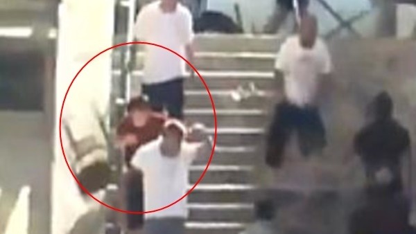 İngiliz taraftarın kafasında sandalye kırıldı