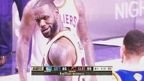LeBron'un Curry'e yaptığı blok ve bakışı...
