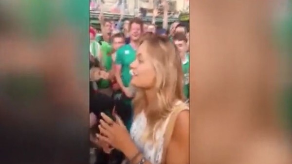 Taraftarlardan Fransız güzele serenad!